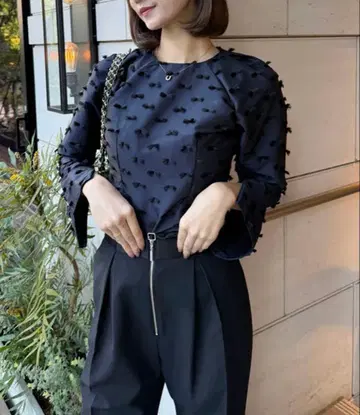 anuans 아뉴앙스 리본컷 자카드 블라우스 네이비
