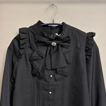 프릴 리본 포함 블랙 셔츠