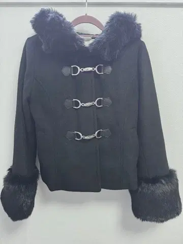 퍼 달린 블랙 더플 코트