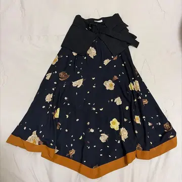 AMERI 코르셋 포함 꽃무늬 플레어 스커트