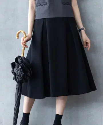 형태 플레어 스커트 블랙 비 온 뒤 갬