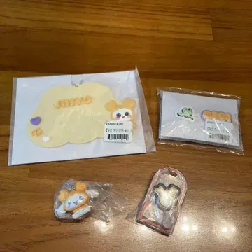 TWICE 온라인 복권 지효 지브리 키링, 러버 핀즈 세트