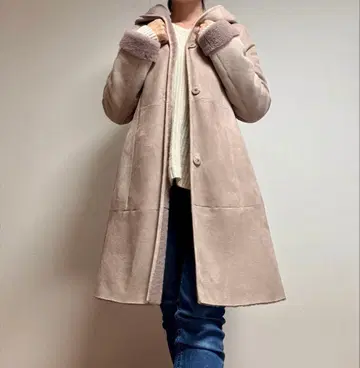 베이지 후드 부착 무스탕 코트