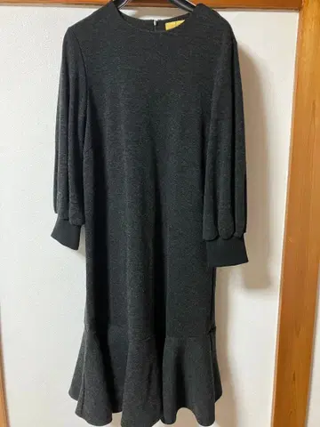 어반 리서치 ROSSO 다크 그레이 7부 소매 원피스