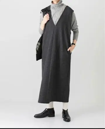 카구레 울 스무스 V넥 원피스