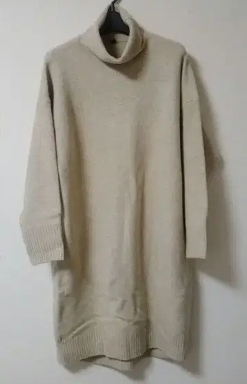 유니클로 베이지 터틀넥 니트 원피스