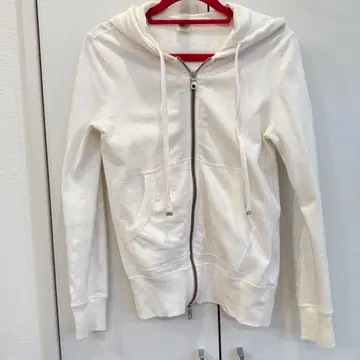 론 헤르만 화이트 후드 부착 후드티