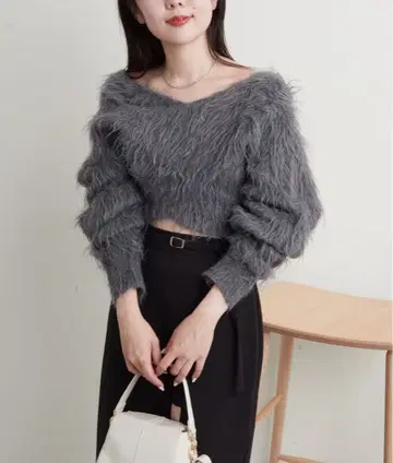 그레이 퍼 소재 크롭 스웨터