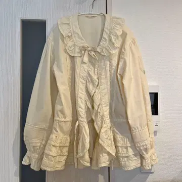 핑크하우스 생성 밑단 단단 프릴 오버 블라우스