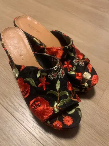 꽃무늬 자수 오픈토 샌들