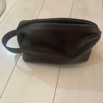 다크 브라운 가죽 바디백