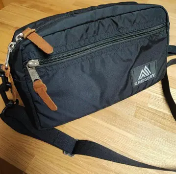 새상품급 그레고리 패디드 숄더 파우치 M 블랙