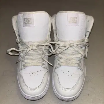DC 화이트 하이컷 스니커즈