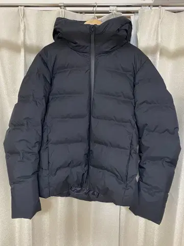 유니클로 심리스 다운 파카 블랙 S 사이즈