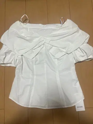 SNIDEL 화이트 오프숄더 셔츠