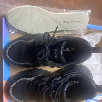 ZORTR 블랙 스니커즈