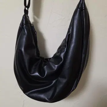 UNIQLO:C 레더 터치 라운드 숄더백