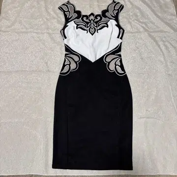 LIPSY 바이컬러 자수 바디 콘셔스 원피스