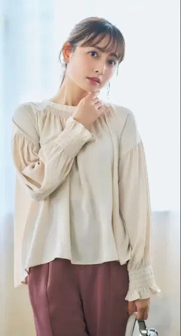 COHINA 셔링 백리본 블라우스 베이지 코히나