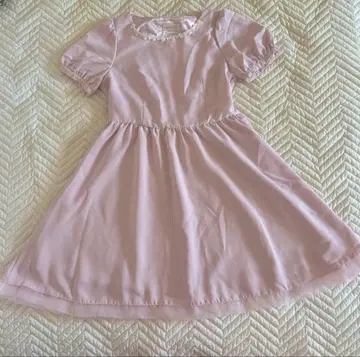 연한 핑크색 반팔 원피스