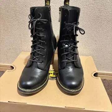 닥터마틴 Dr.Martens 8홀 레이스업 가죽 부츠