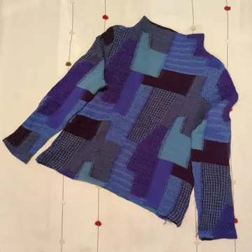 패치워크 디자인 하이넥 긴팔 상의