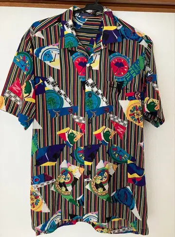 마리아노르비나치 키스 해링의 디자인이 적용된 컬러풀한 반팔 셔츠