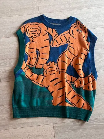 대만 브랜드 호랑이 디자인 슬리브리스 니트 베스트