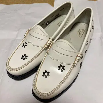 새상품급 G.H.Bass 화이트 가죽 로퍼 플라워 컷