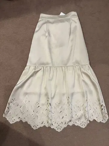 내추럴 뷰티 베이직 새상품 플레어 스커트 컷 아웃 디자인