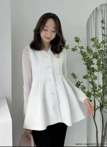 [ 새상품 ] MIKI 콜라보! 펄 버튼 트위드 페플럼 베스트 화이트