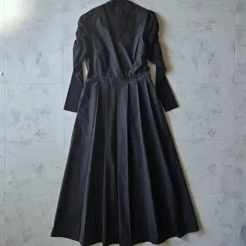 새상품급 엘렌딕 퍼프 숄더 새틴 니트 원피스 블랙 플레어