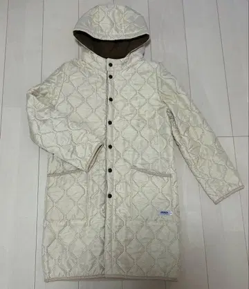 ARMEN 화이트 퀼팅 후드 코트