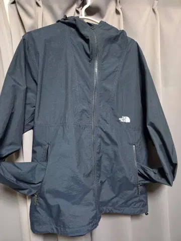 THE NORTH FACE 네이비 컬러 바스락 거리는 마운틴 파카