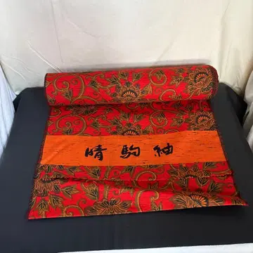 빨간색과 금색 꽃무늬 기모노 옷감 하레코마쓰무기