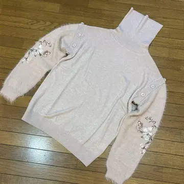 비비안 탐 꽃무늬 자수 스웨터