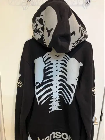 [ 24시간 한정 인하 ] vanson 후드티 스컬 반손 본