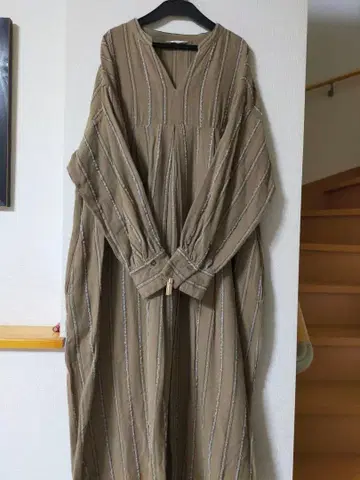 스튜디오 클립 원피스 가슴 부분 절개 턱 있음 스트라이프 패턴