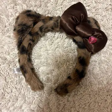 레오파드 무늬 퍼와 리본 머리띠