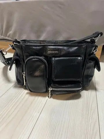 ANNA SUI NYC 멀티 포켓 치비 백