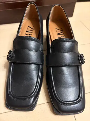 ZARA 블랙 플랫슈즈