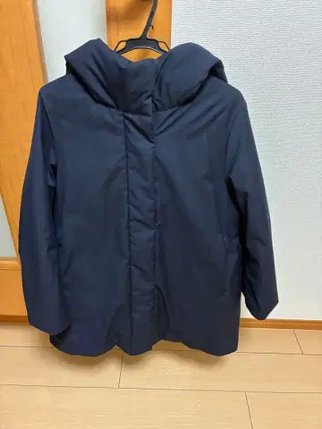 네이비 후드 부착 다운 자켓