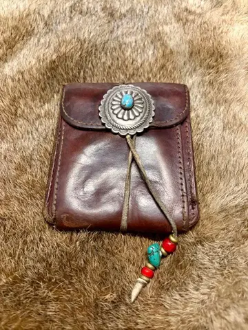 터콰이즈 장식의 가죽 이단 접이식 지갑 고로즈