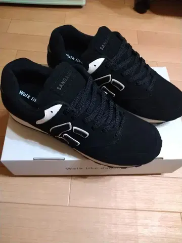 한정 상품. 블랙 스웨이드 스니커즈 US 9 수납 봉투 포함