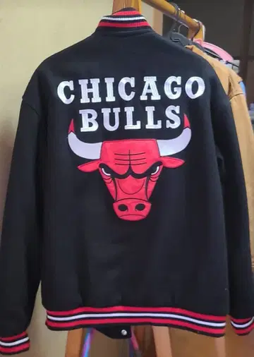 CHICAGO BULLS 바시티 자켓 블랙/레드