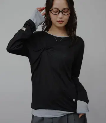 MUHET 시어 레이어드 트위스트 상의 블랙 스카이블루