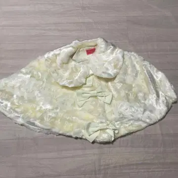 BABY 화이트 퍼 로고 보더 케이프 리본 포함 미사용품