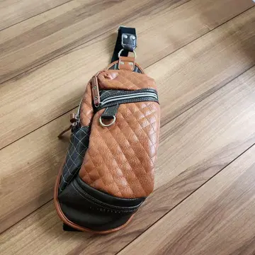 오렌지와 블랙 바디백