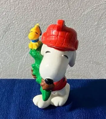 스누피와 우드스탁의 크리스마스 오너먼트 빨간 모자의 산타와 트리