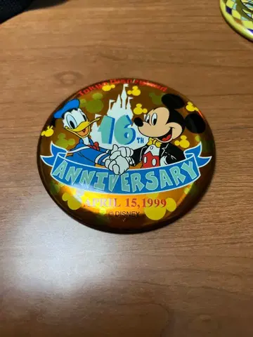 미키 도날드 16주년 기념 캔뱃지
